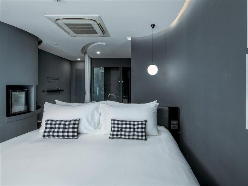 普吉岛福托酒店【SHA Plus+】 布吉 外观 照片 A room at the hotel