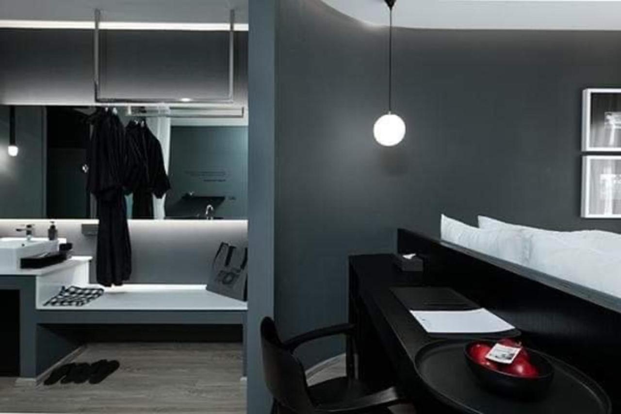 普吉岛福托酒店【SHA Plus+】 布吉 外观 照片 The interior of a typical room at the hotel