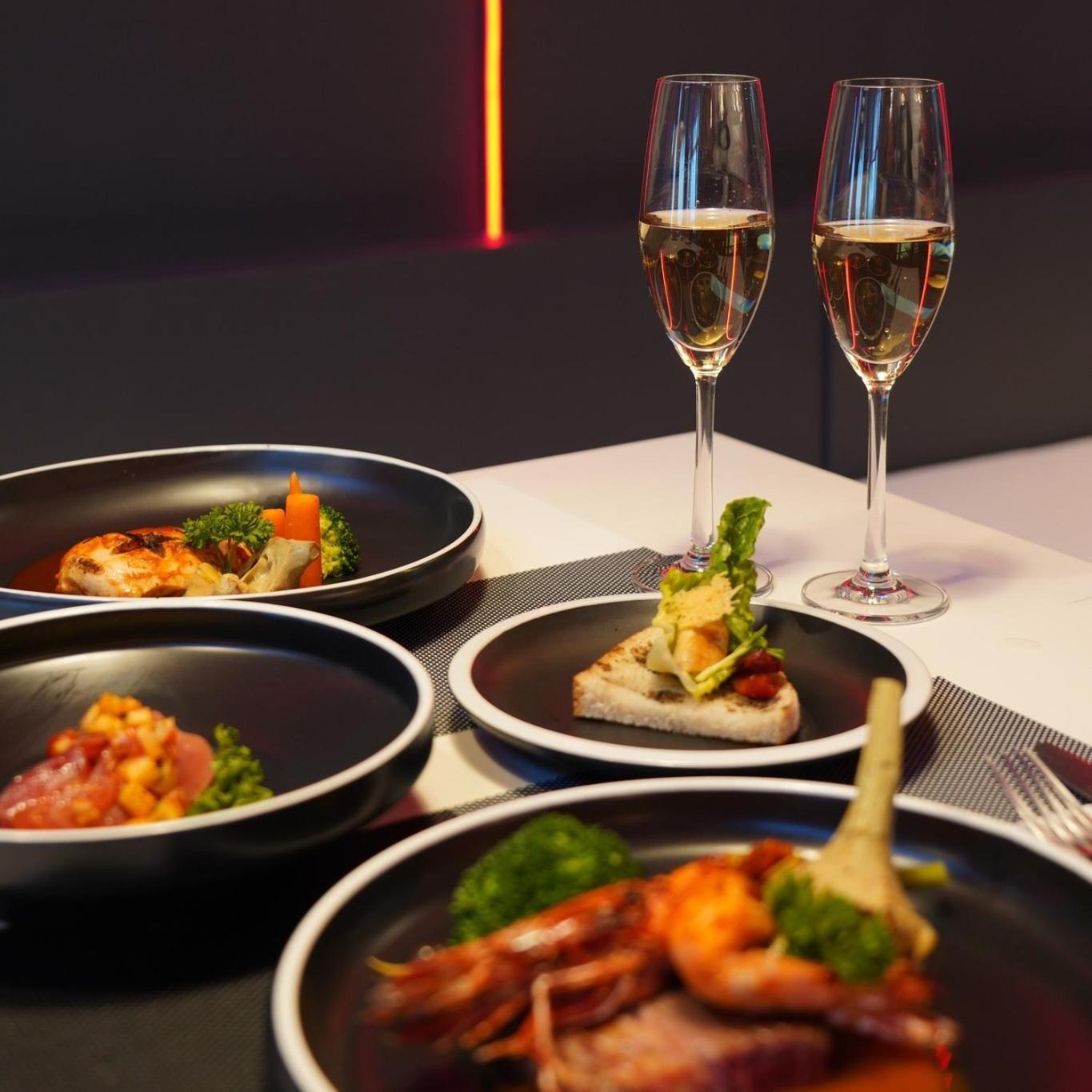 普吉岛福托酒店【SHA Plus+】 布吉 外观 照片 A meal at the restaurant