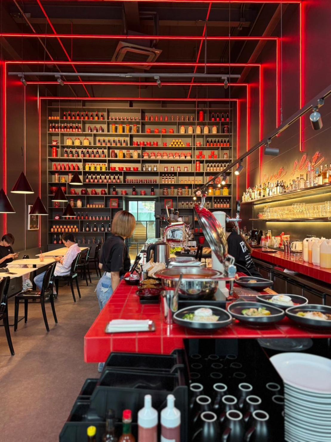 普吉岛福托酒店【SHA Plus+】 布吉 外观 照片 Interior of a Hooters restaurant in Shanghai, China