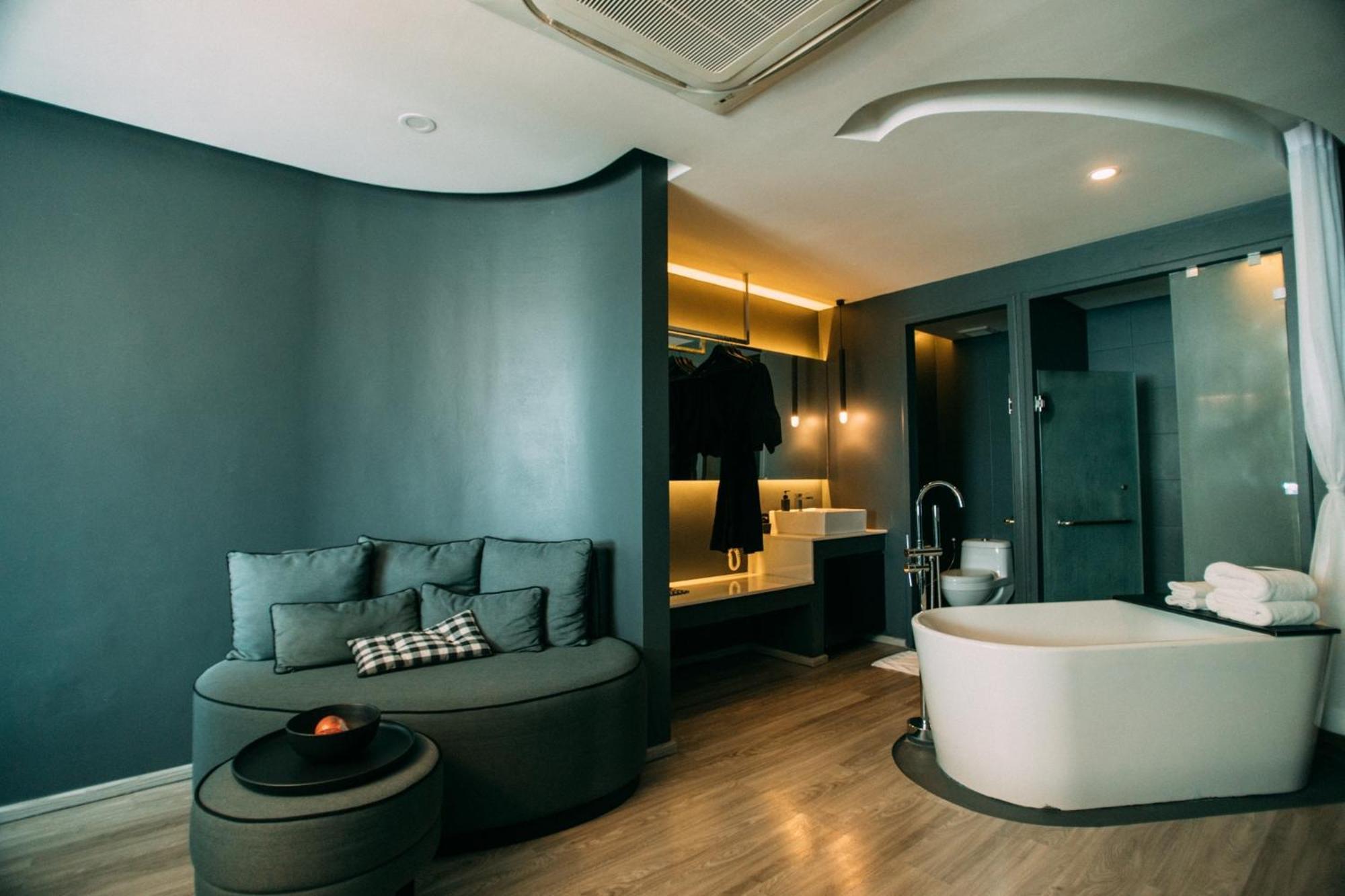 普吉岛福托酒店【SHA Plus+】 布吉 外观 照片 A bathroom at the hotel