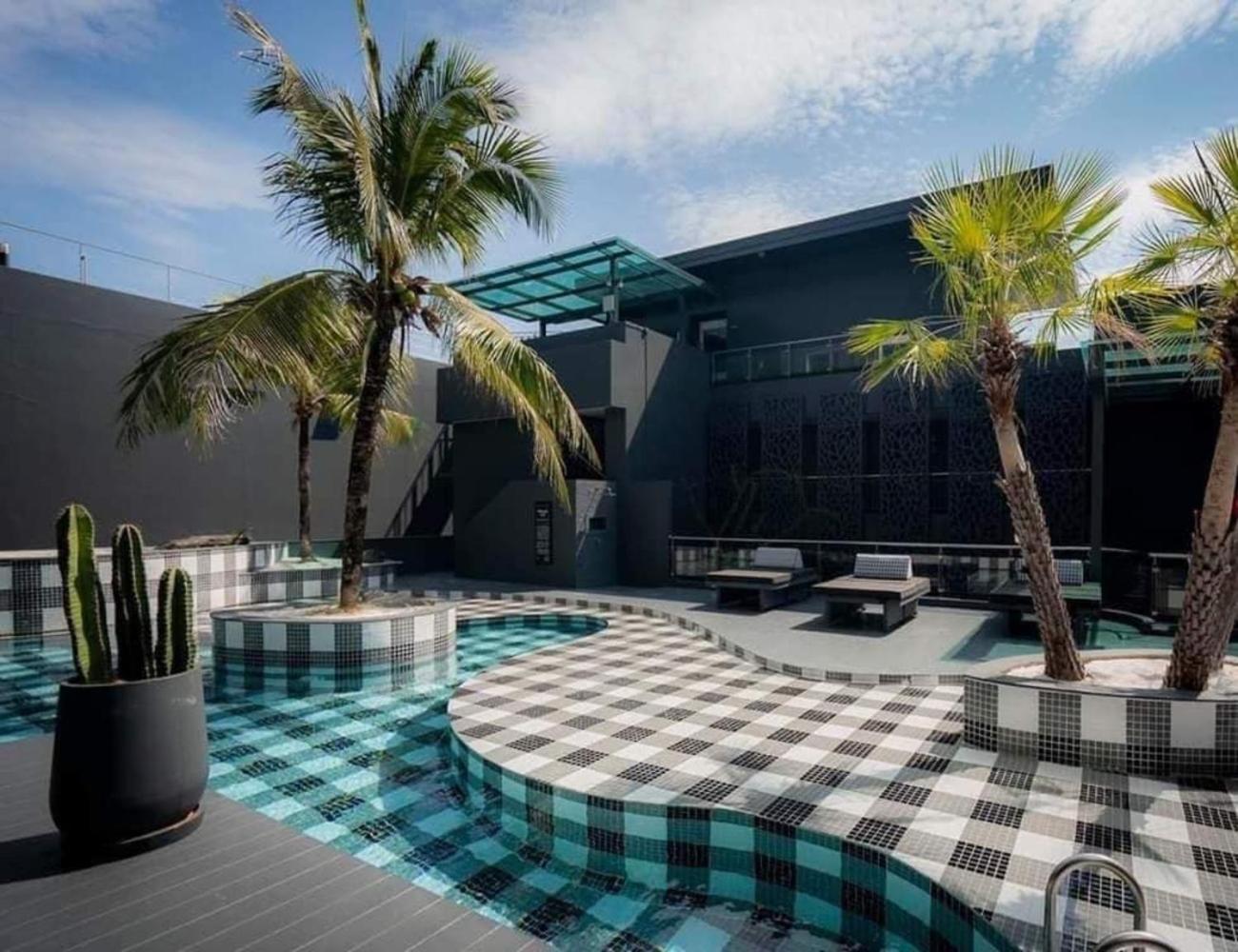 普吉岛福托酒店【SHA Plus+】 布吉 外观 照片 The pool at the hotel